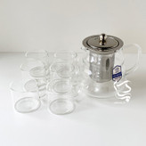 ست قوری و شات پیرکس برند دلی گلس، شامل یک قوری ۶۰۰ میلیلیتری و ۶ فنجان پیرکس مقاوم، با طراحی شیک و مناسب برای سرو چای و دمنوش.