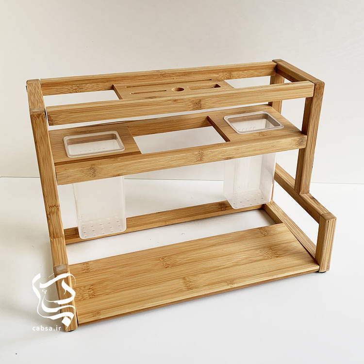 استند آشپزخانه بامبو وارداتی سایز بزرگ با طراحی دوقلو و محفظههای جداگانه برای ابزار آشپزخانه از جنس بامبو طبیعی.