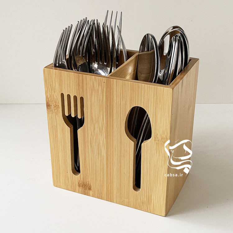 استند قاشق و چنگال بامبو دو قسمتی، ساختهشده از بامبوی طبیعی، دارای طراحی مجزا برای قاشق و چنگال، مناسب برای نظمدهی آشپزخانه با ابعاد ۱۵×۱۰ سانت و ارتفاع ۱۶ سانت.