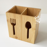 استند قاشق و چنگال بامبو دو قسمتی، ساختهشده از بامبوی طبیعی، دارای طراحی مجزا برای قاشق و چنگال، مناسب برای نظمدهی آشپزخانه با ابعاد ۱۵×۱۰ سانت و ارتفاع ۱۶ سانت.