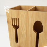 استند قاشق و چنگال بامبو دو قسمتی، ساختهشده از بامبوی طبیعی، دارای طراحی مجزا برای قاشق و چنگال، مناسب برای نظمدهی آشپزخانه با ابعاد ۱۵×۱۰ سانت و ارتفاع ۱۶ سانت.