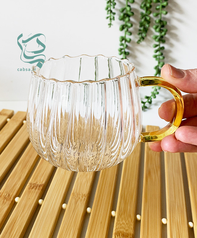 لیوان پیرکس طرح شیاردار دسته طلایی ماگ پیرکس طرح کدو مناسب سرو نوشیدنیهای گرم و سرد