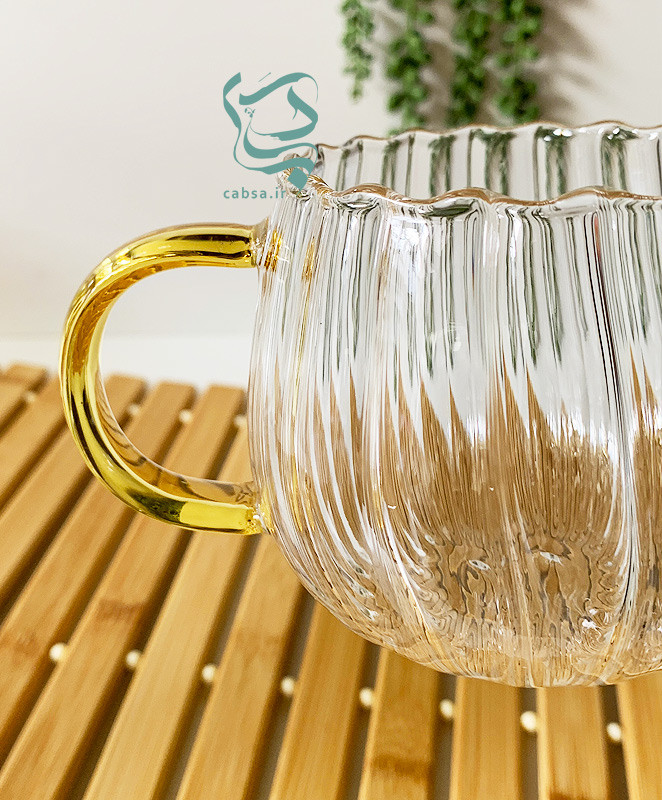 لیوان پیرکس طرح شیاردار دسته طلایی ماگ پیرکس طرح کدو مناسب سرو نوشیدنیهای گرم و سرد