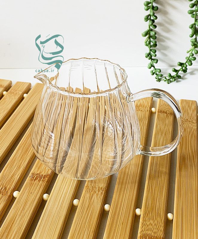 سسخوری پیرکس شیاردار طرح کدو با دسته طلایی، مناسب سرو سس، آبلیمو، شکر و روغن زیتون