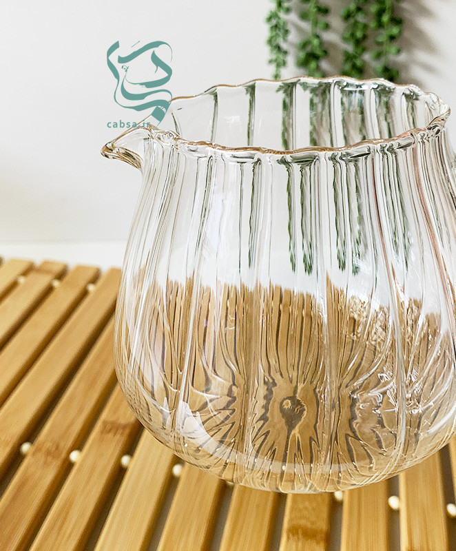 سسخوری پیرکس شیاردار طرح کدو با دسته طلایی، مناسب سرو سس، آبلیمو، شکر و روغن زیتون