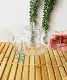 قوری پیرکس 800 میلیلیتر با صافی – نمای نزدیک صافی و دسته