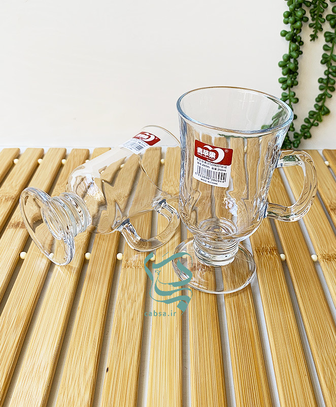 لیوان پایهدار برند دلی برای سرو آب، چای و نوشیدنی